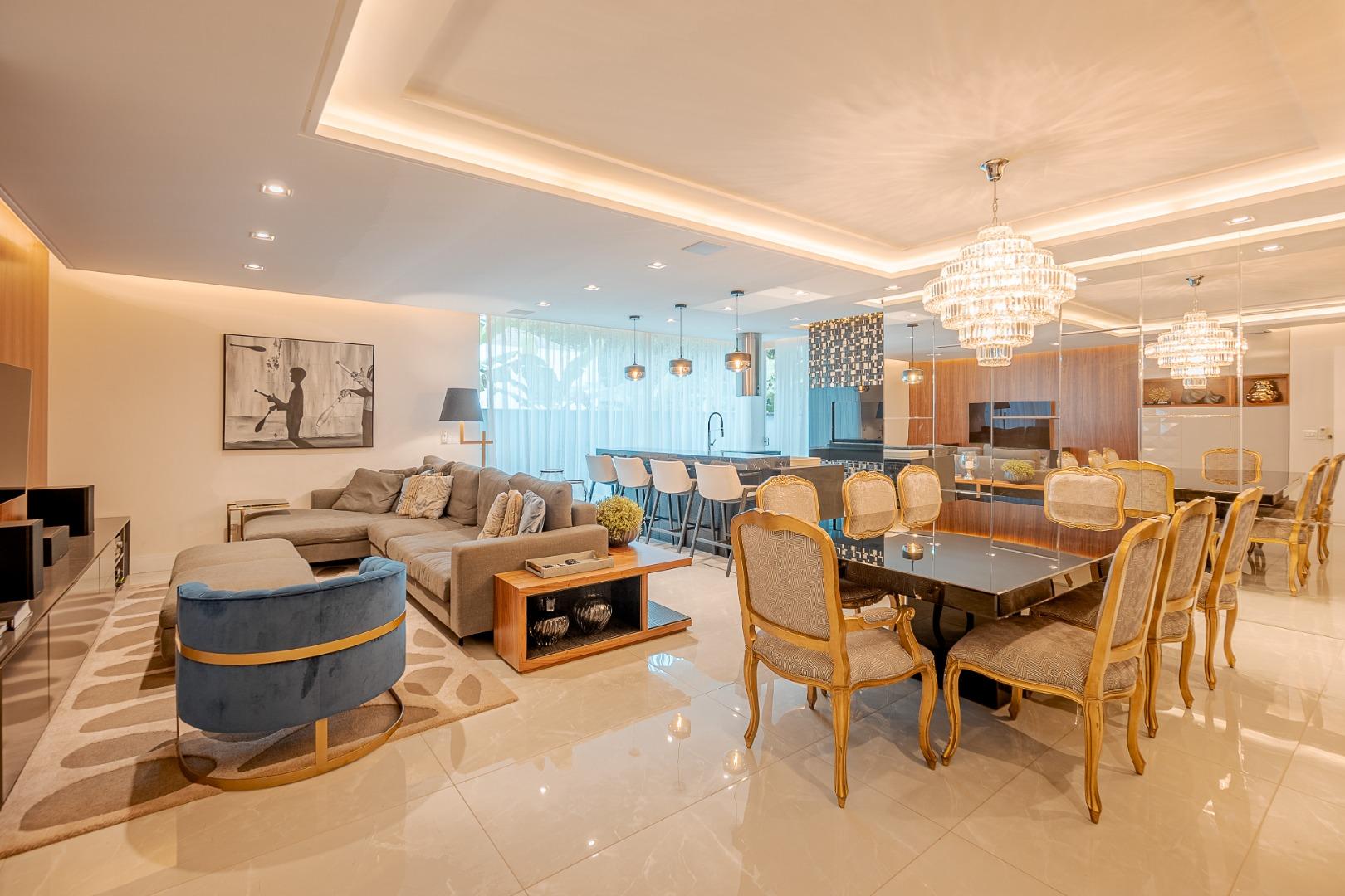 Casa à venda no América, Joinville, com 4 quartos e 240 m²