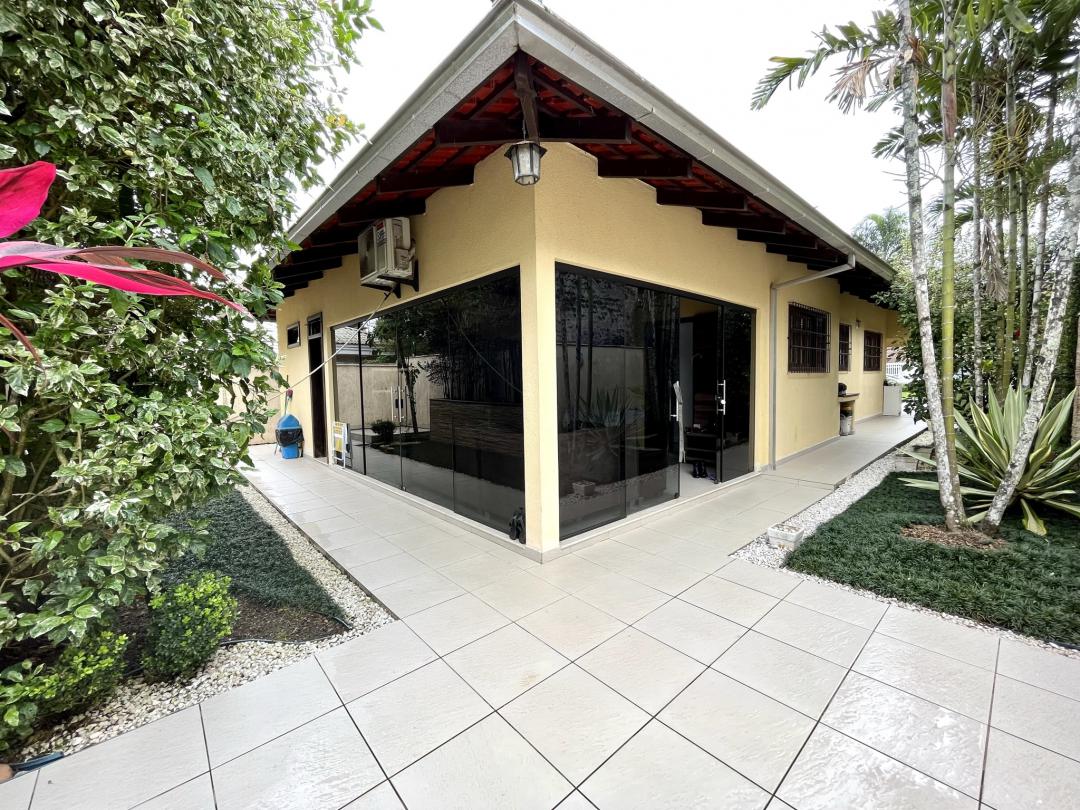 Casa à venda no Bom Retiro, Joinville, com 3 quartos e 161 m²