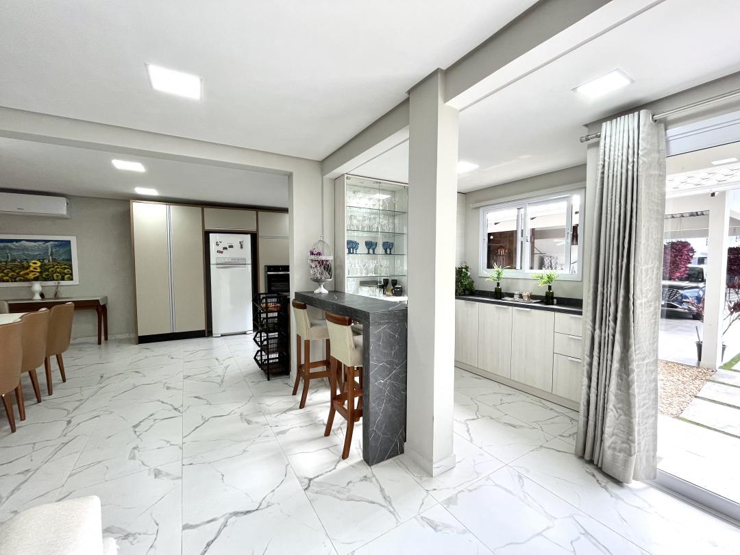 Casa à venda no Saguaçu, Joinville · 4 quartos. Foto 3