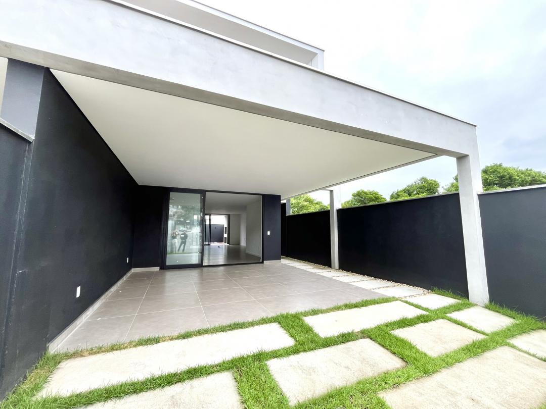 Casa à venda no Saguaçu, Joinville, com 3 quartos e 206 m²