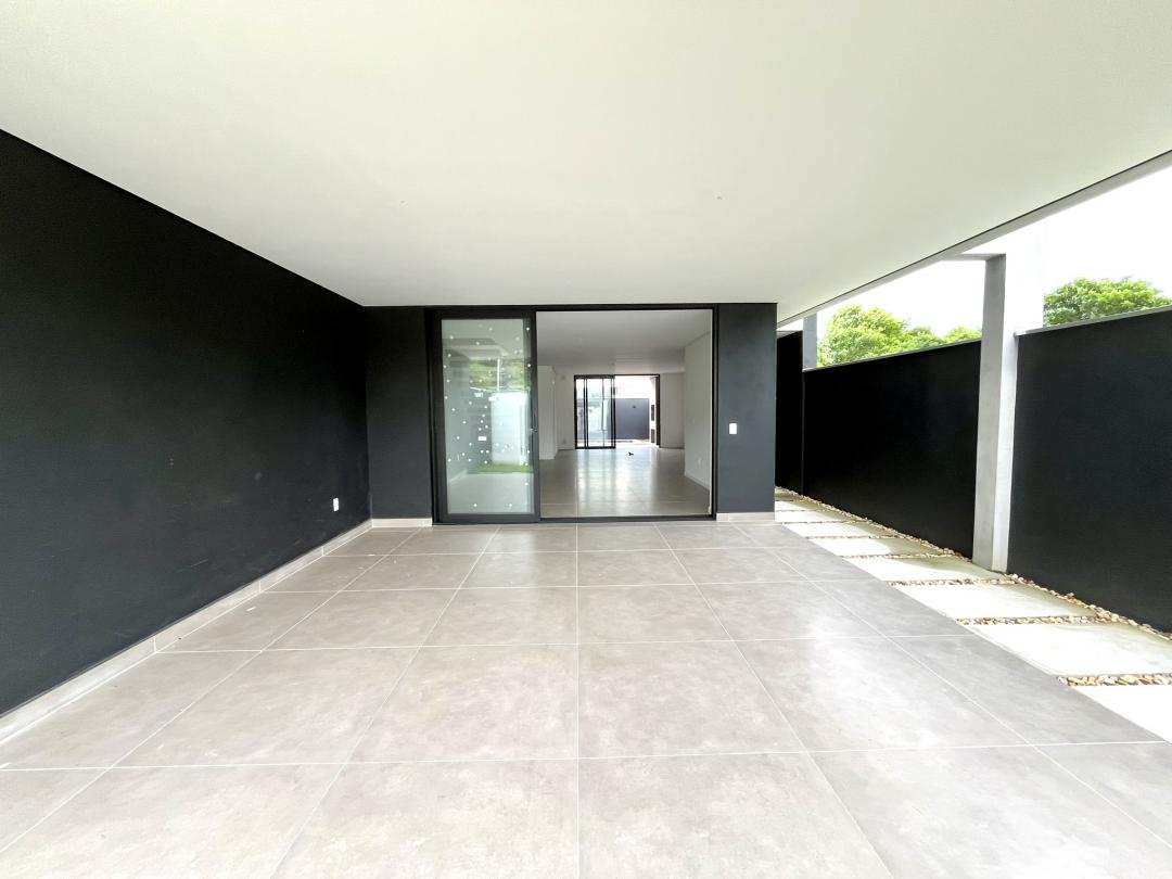 Casa à venda no Saguaçu, Joinville · 3 quartos. Foto 2