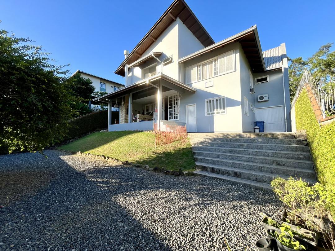 Casa à venda no Costa e Silva, Joinville, com 4 quartos e 314 m²