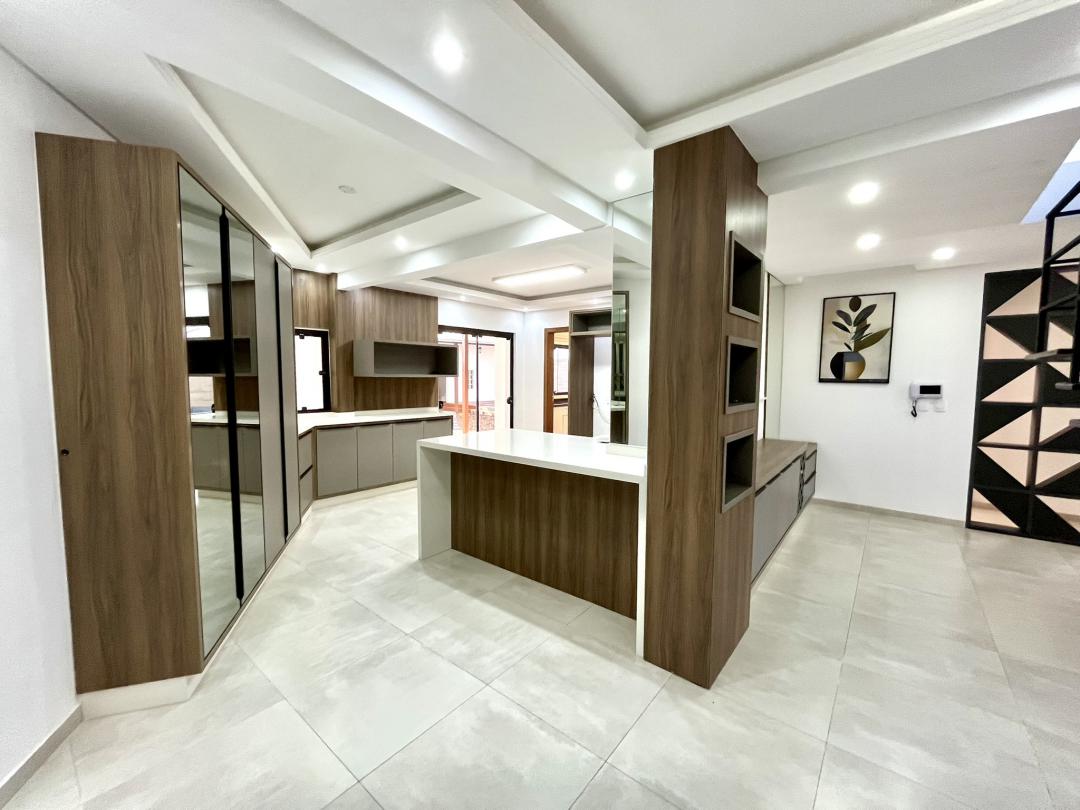 Casa à venda no Bom Retiro, Joinville · 6 quartos. Foto 8