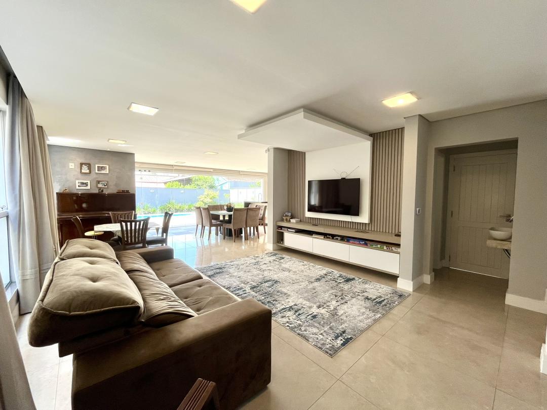 Casa à venda no Costa e Silva, Joinville, com 3 quartos e 239 m²