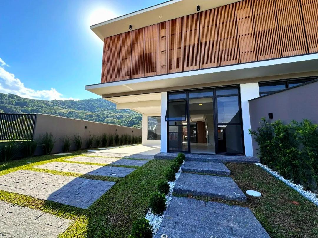 Casa à Venda Semi Mobiliada no Loteamento Pamplona - Rio Tavares