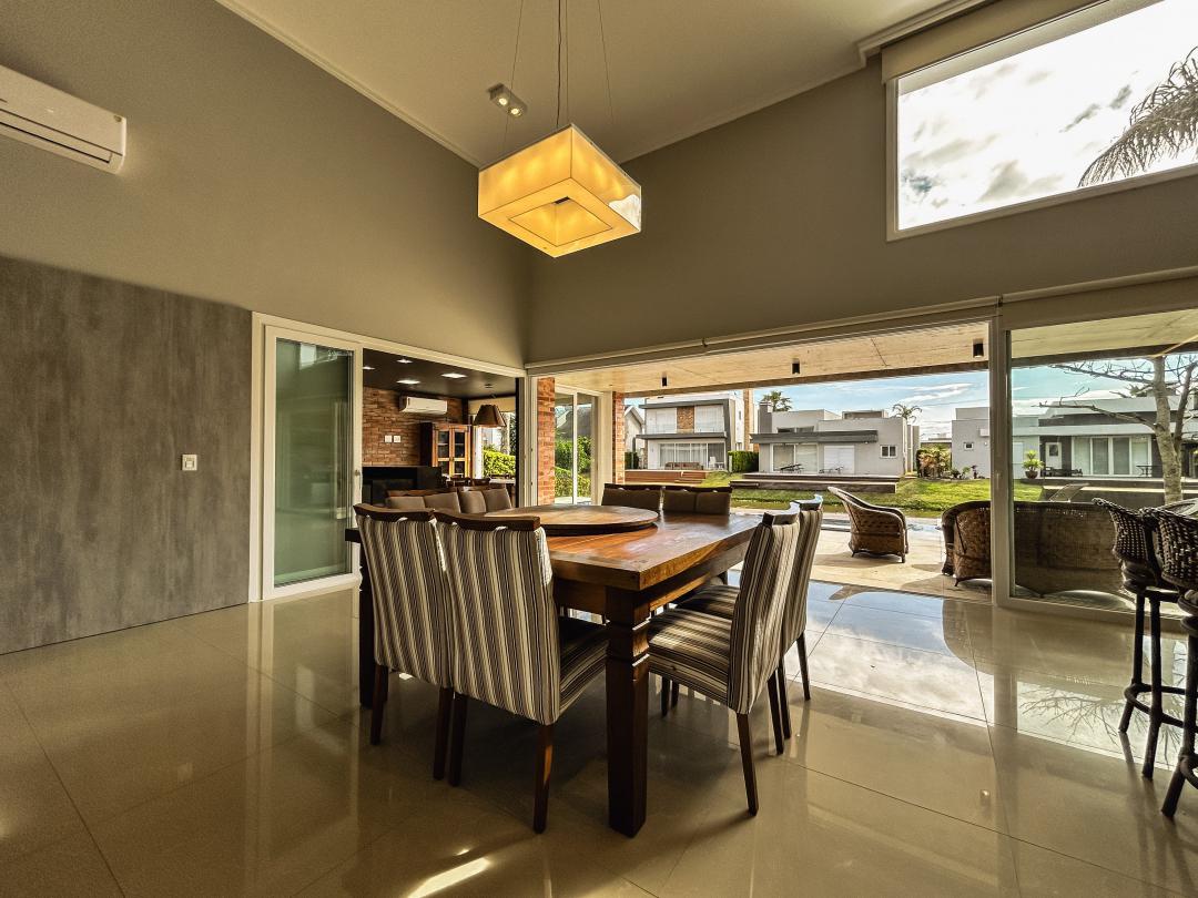 Foto de Sobrado · Malibu Beach Residence
