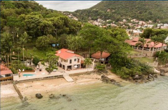 Casa Pé na Areia à venda no bairro Sambaqui, Florianópolis, Referencia: 2025011