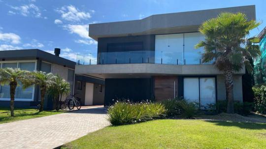 Casa em Condomínio à venda no bairro Centro, Capão da Canoa, Referencia: V111